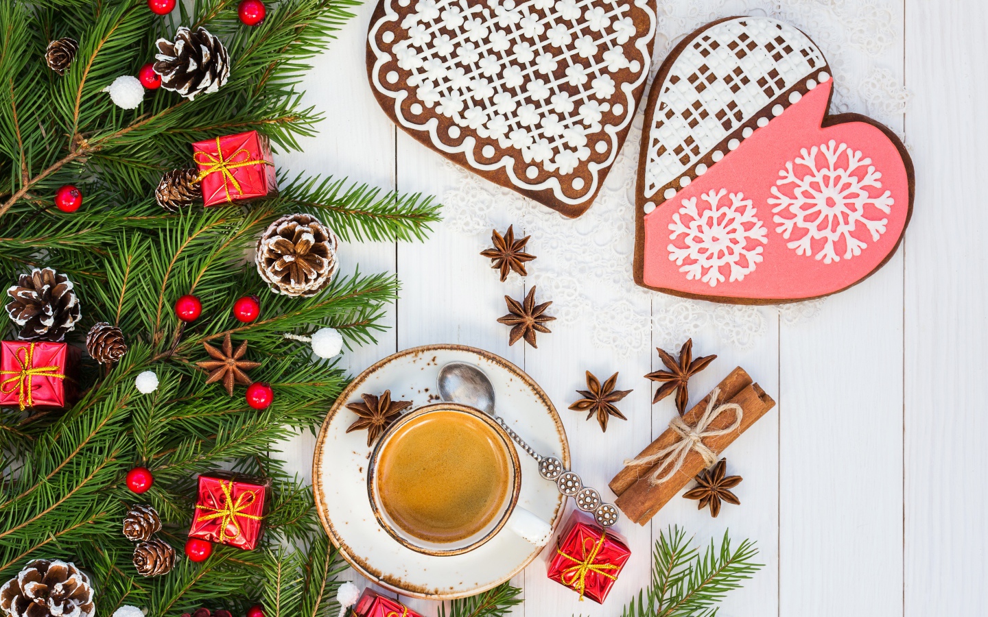 Печенье в форме сердца на столе с чашкой кофе и еловой веткой