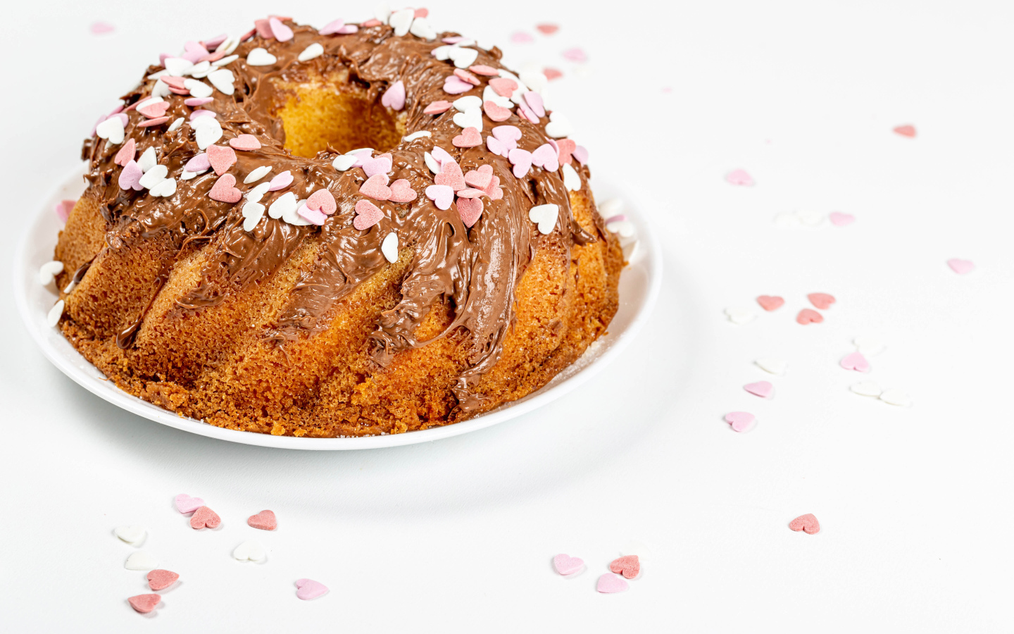 Аппетитный кекс с шоколадом и конфетами в форме сердца 