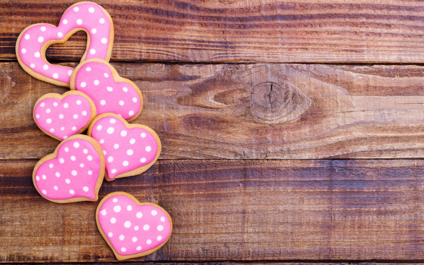 Печенье в форме сердца на деревянном столе