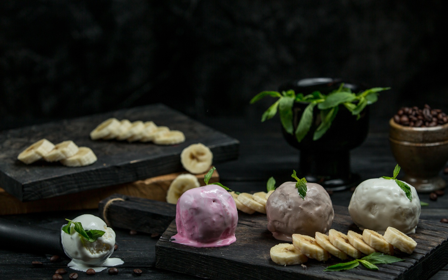 Шарики мороженого на столе с кусочками банана