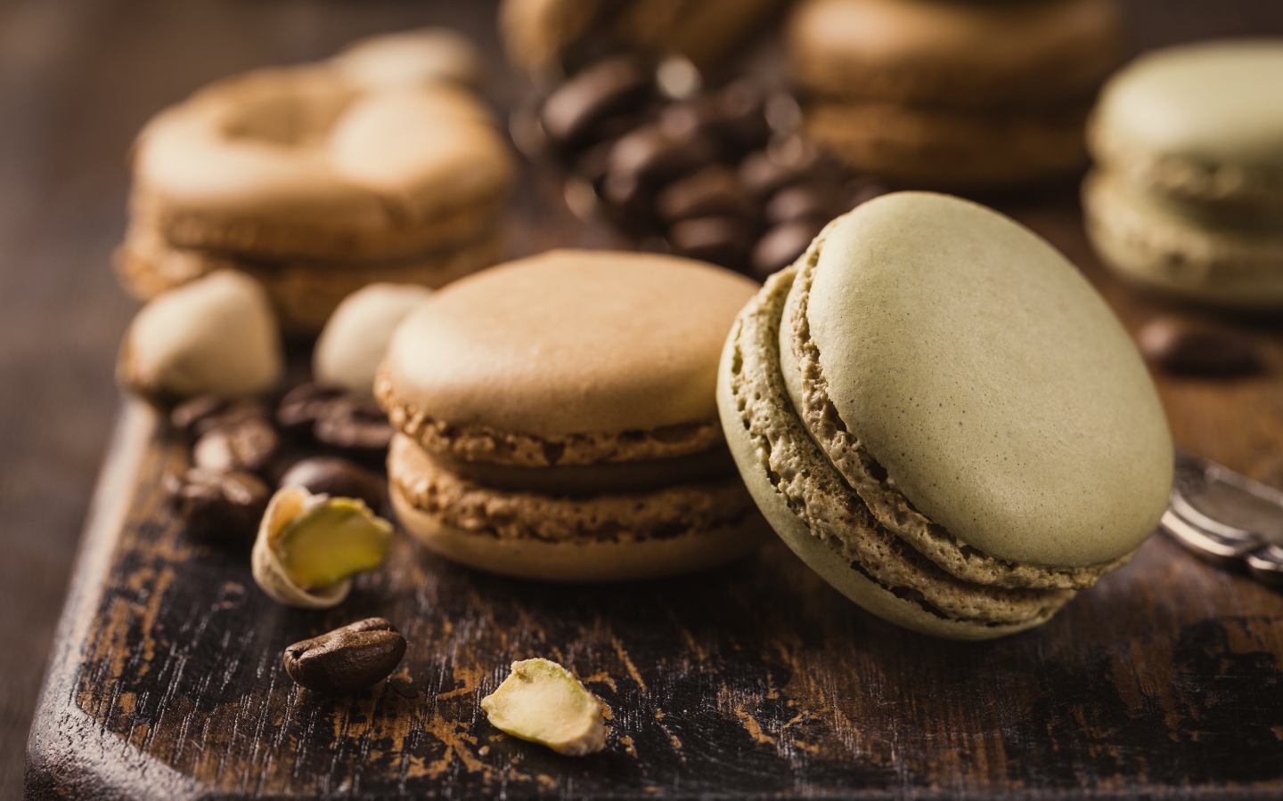 Десерт макарун на столе с кофейными зернами