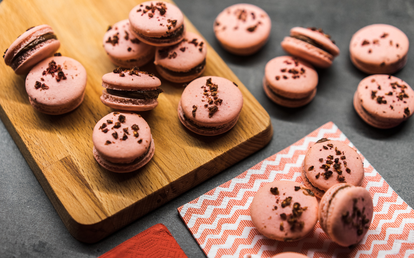 Десерт макарун на деревянной доске