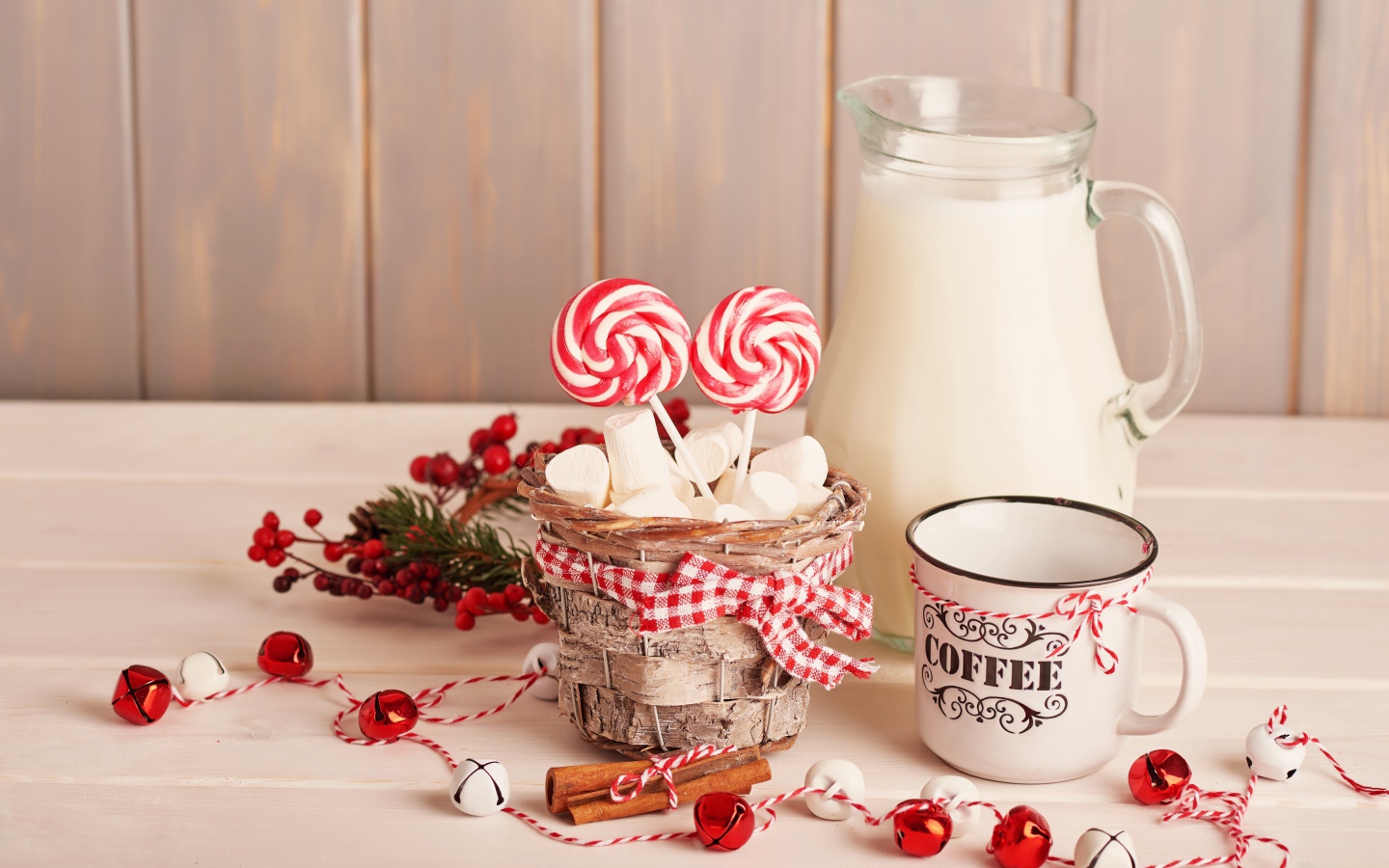 Маршмеллоу на столе с кофе и молоком