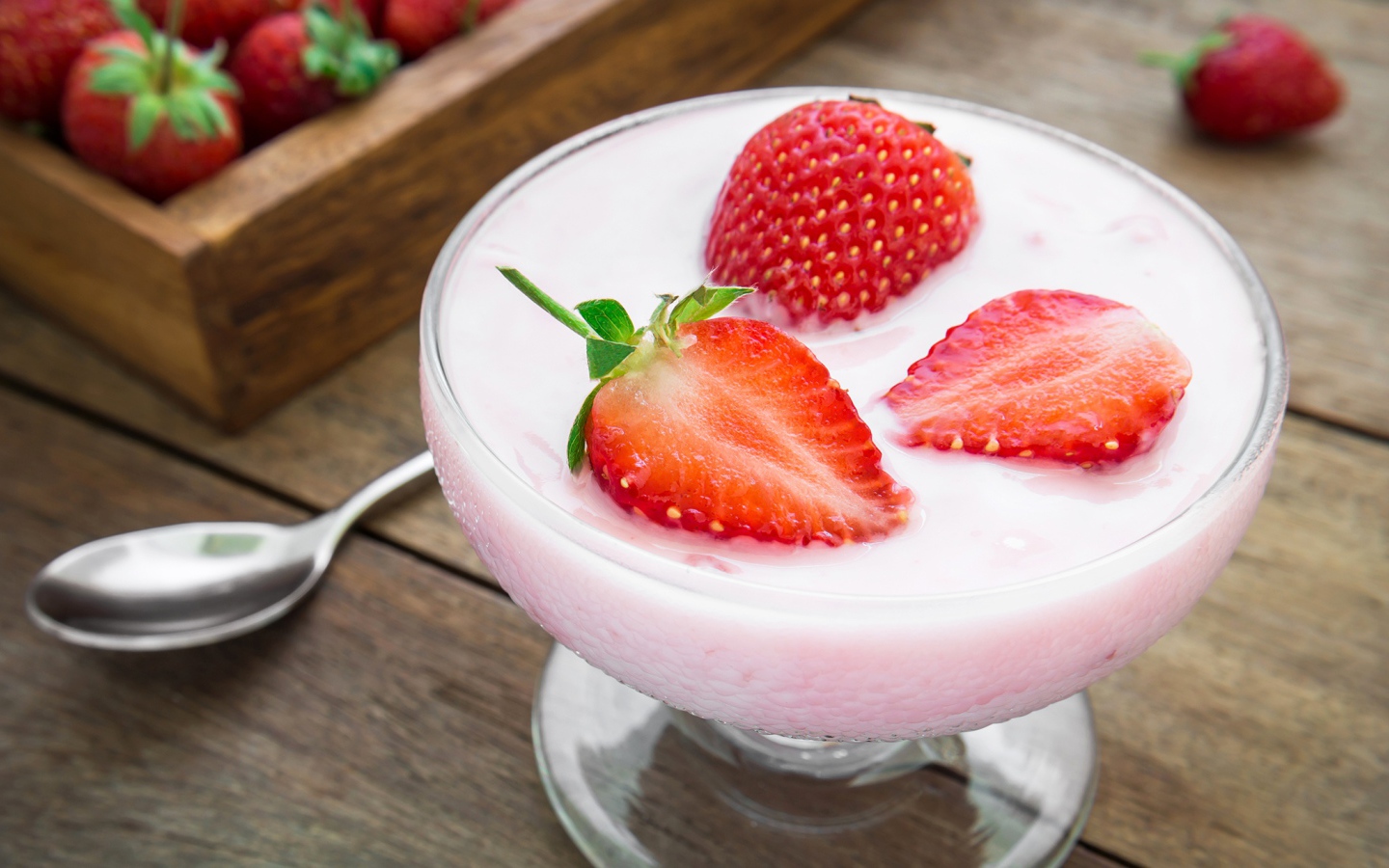 Молочный десерт в креманке с ягодами клубники