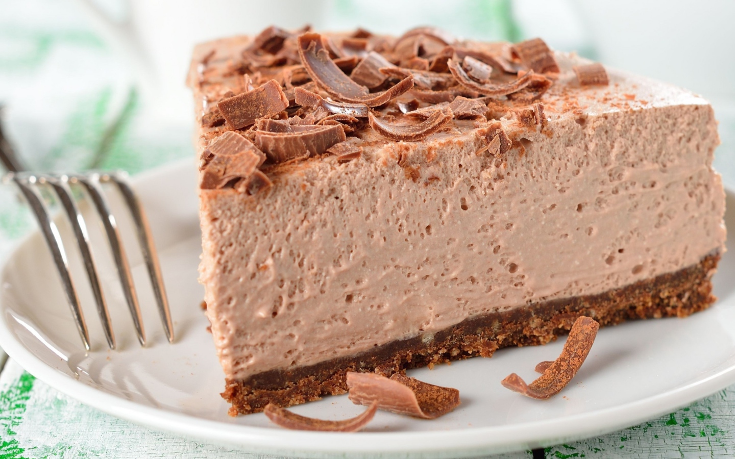 Торт мусс с шоколадной стружкой на тарелке