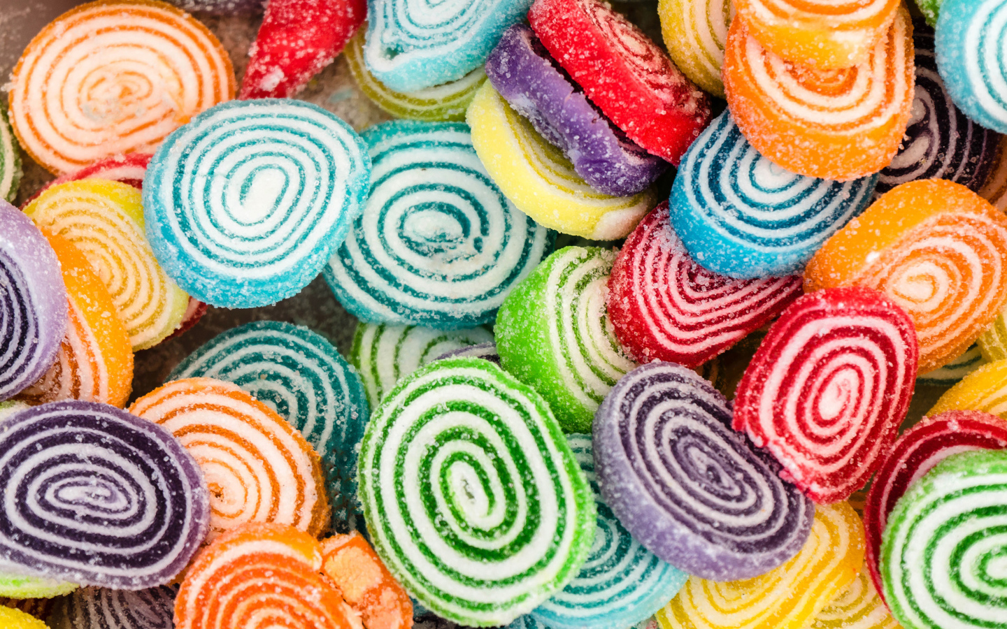 Разноцветный спиральный мармелад в сахаре крупным планом