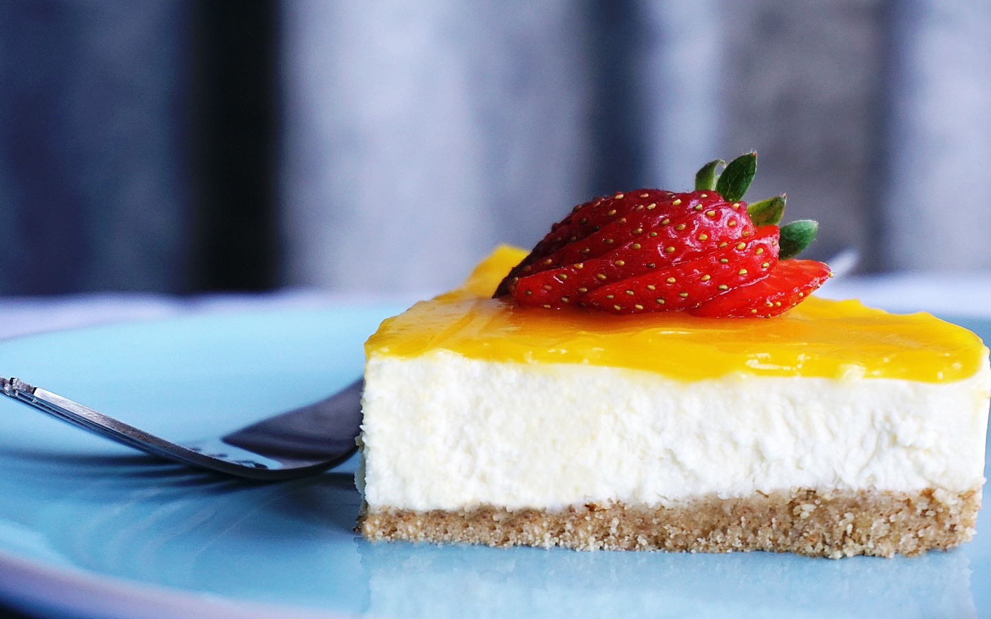 Кусок чизкейка с кремом и спелой клубникой 
