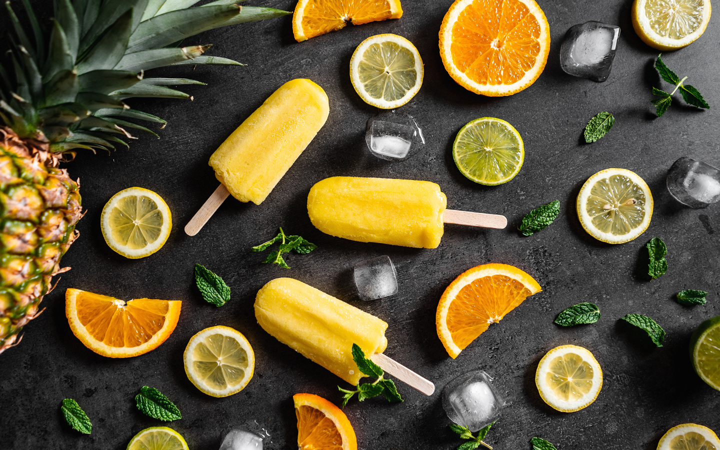 Фруктовое мороженое на сером фоне с цитрусовыми и лимоном 