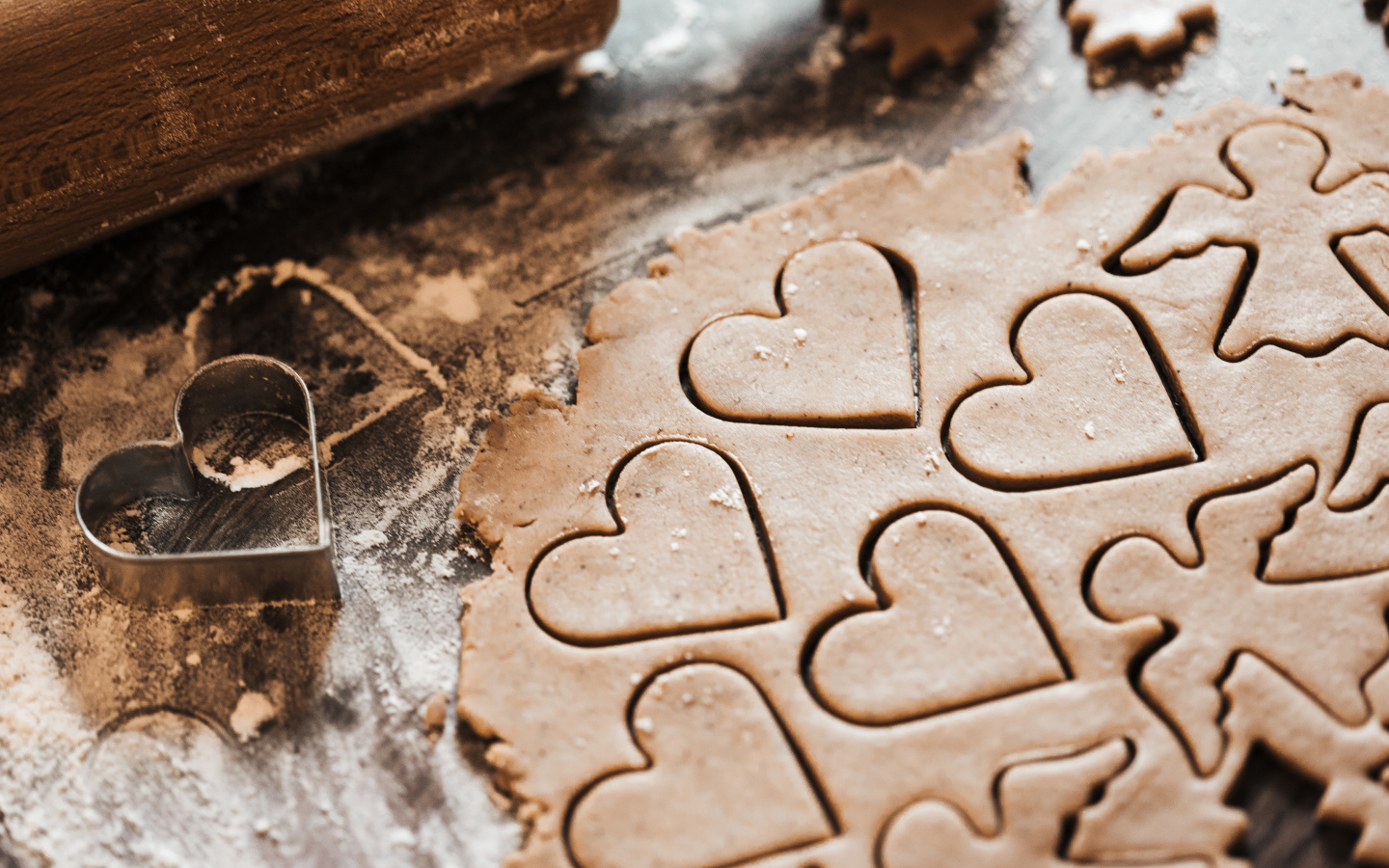 Сырое печенье в форме ангелов и сердечек