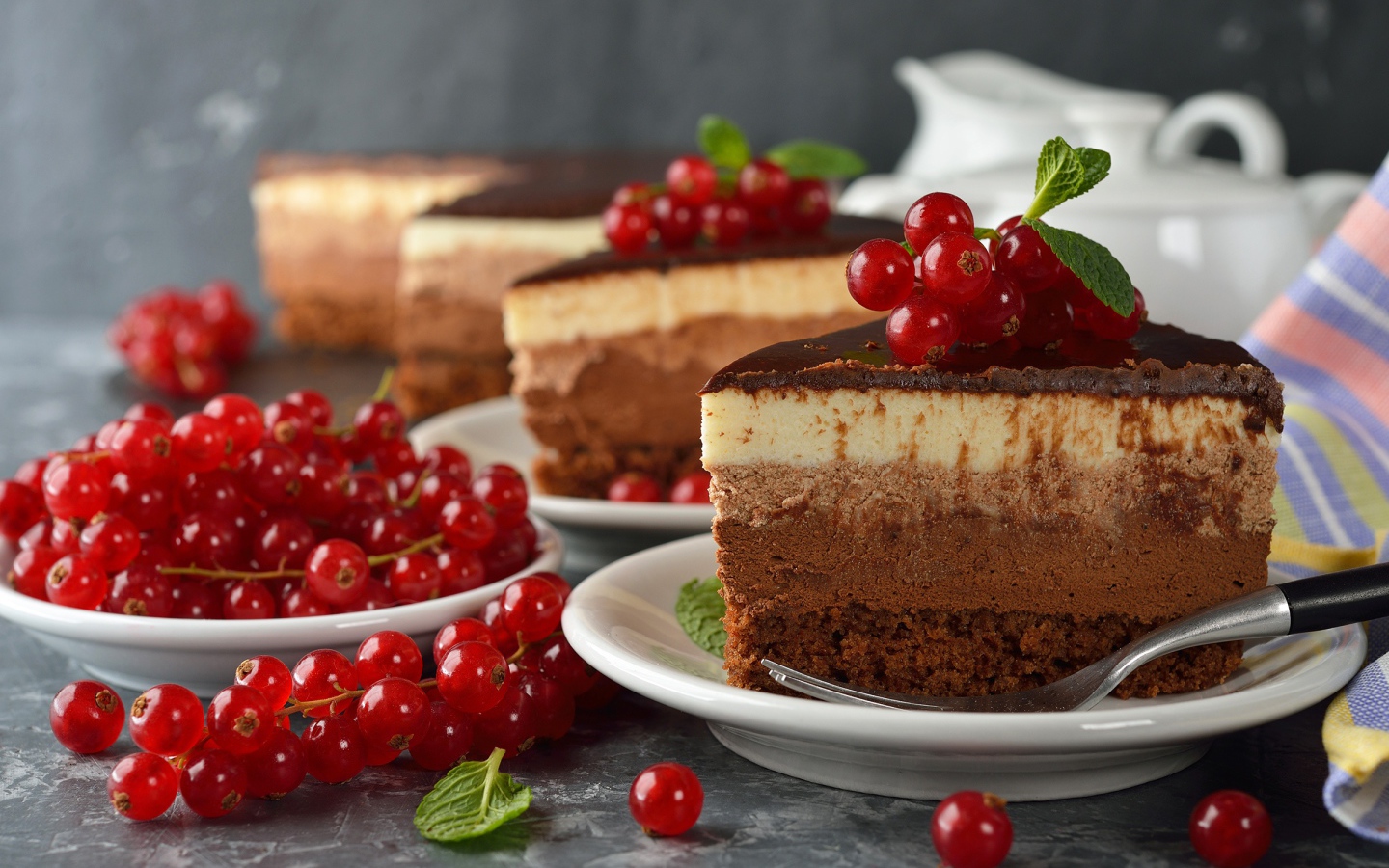 Кусок торта Три шоколада с ягодами красной смородины