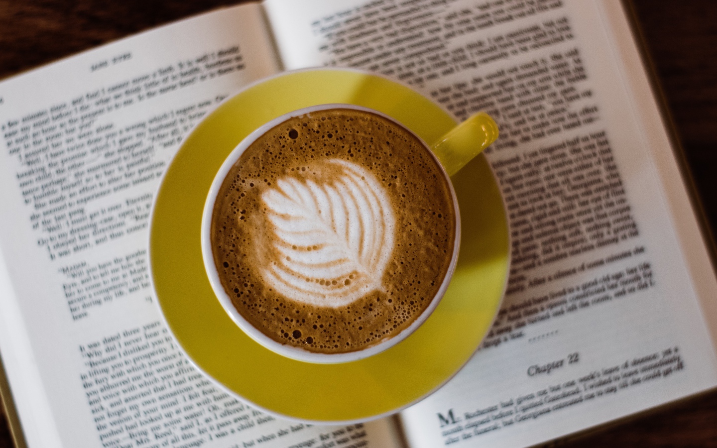 Чашка кофе стоит на книге  