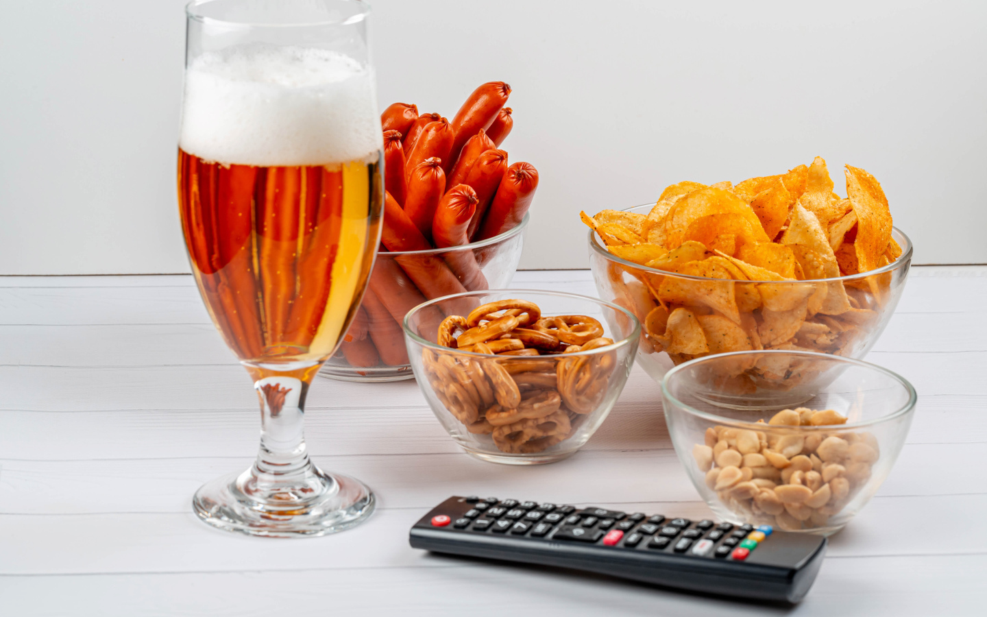 Пиво с закуской на столе  с пультом 