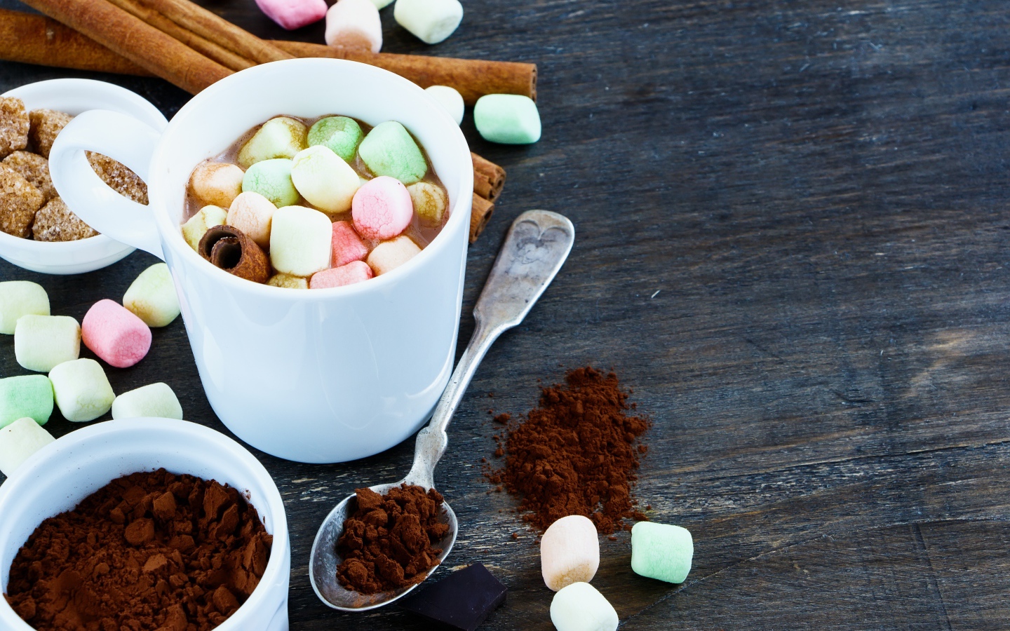 Кофе с маршмеллоу на столе с корицей и сахаром