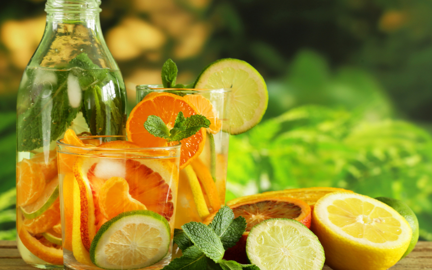 Холодный лимонад на столе с цитрусовыми