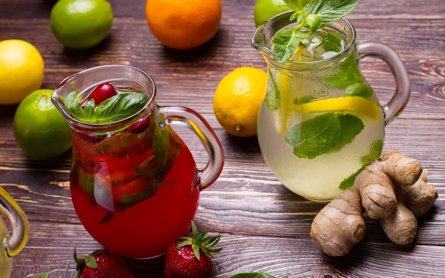 Холодный клубничный и лимонный мохито на столе с имбирем и цитрусовыми