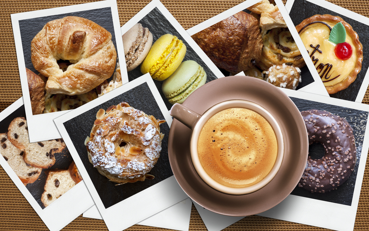 Чашка капучино на столе с фото десертов