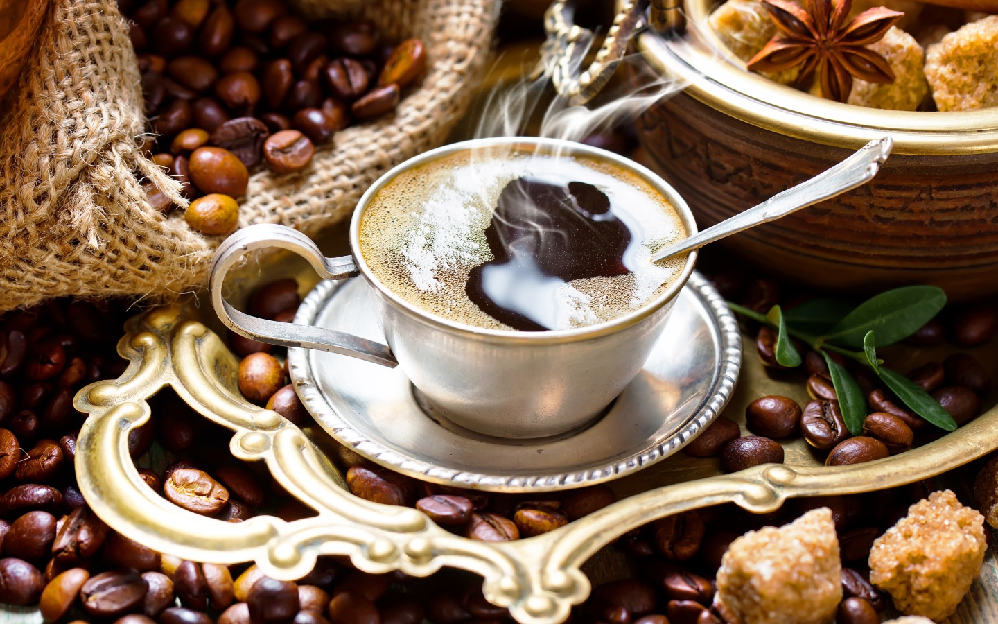 Чашка горячего вкусного кофе на столе с зернами