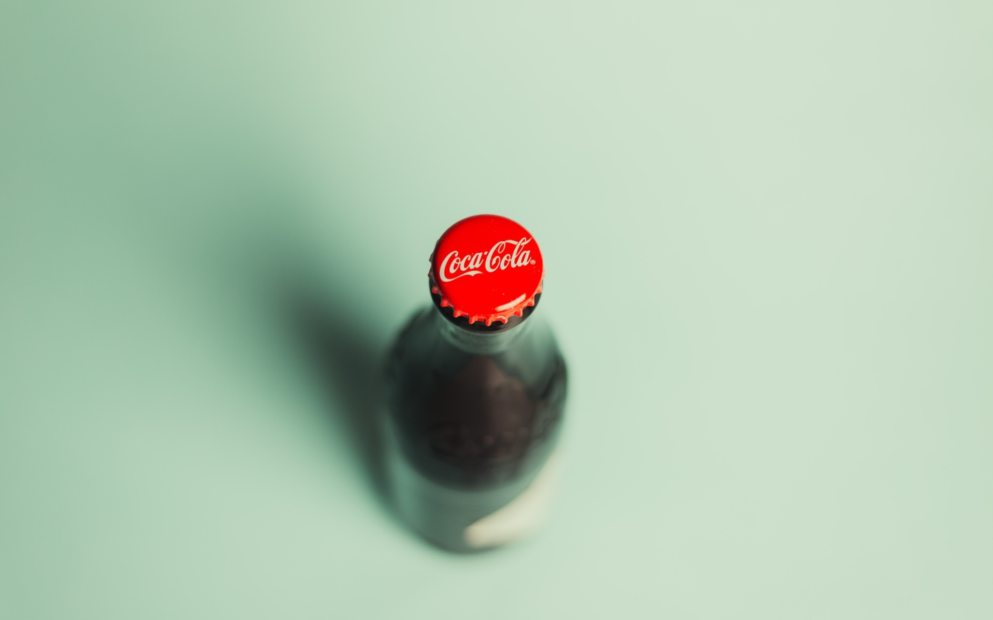Стеклянная бутылка кока колы вид сверху
