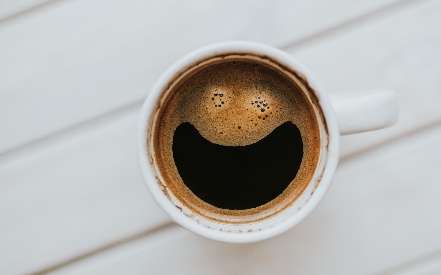 Улыбка на кофейной пенке в белой чашке
