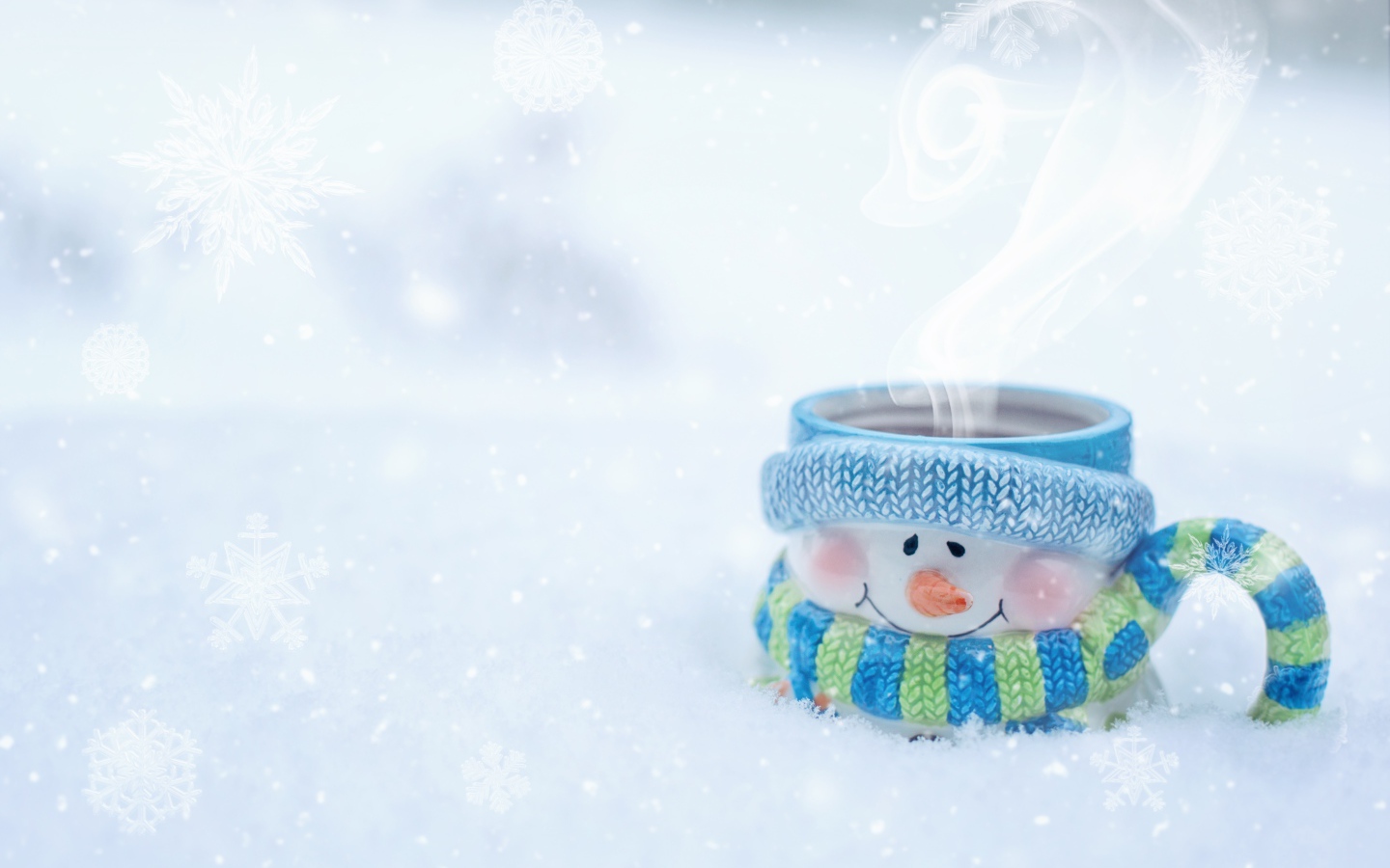 Кружка снеговик с горячим кофе на снегу 