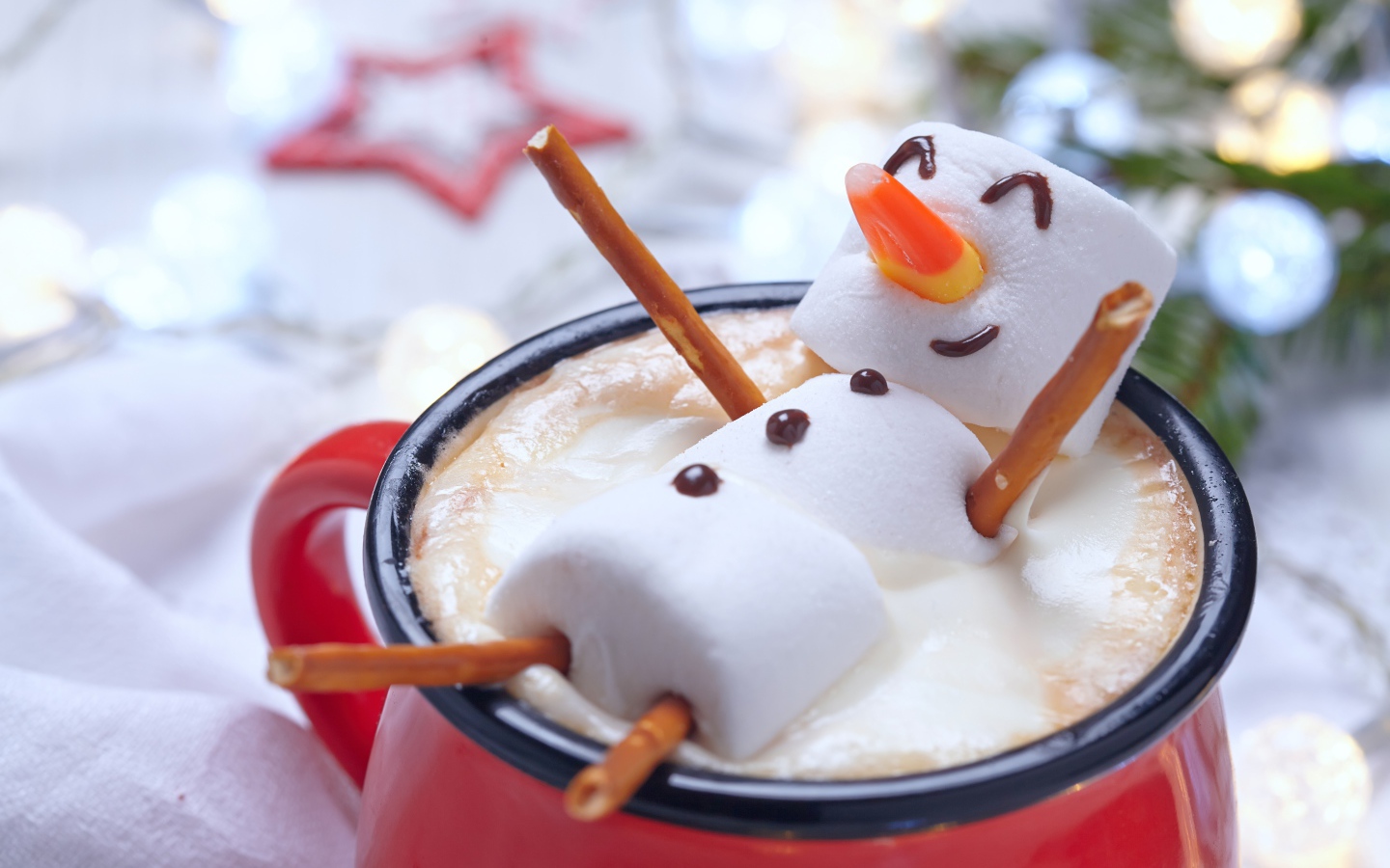 Снеговик с маршмеллоу в чашке в какао 