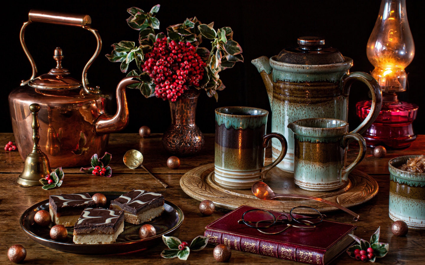 Стол на чаепитие с книгой и пирожными