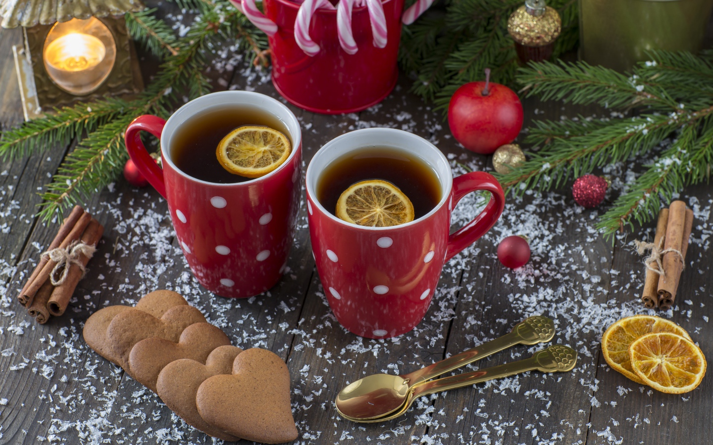 Две чашки чая с лимоном на столе с печеньем и еловыми ветками