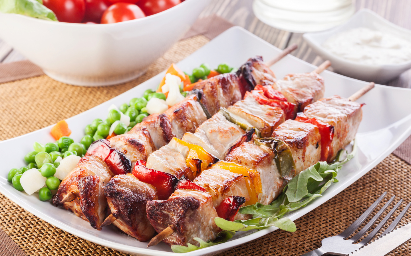 Аппетитный шашлык на тарелке с горохом