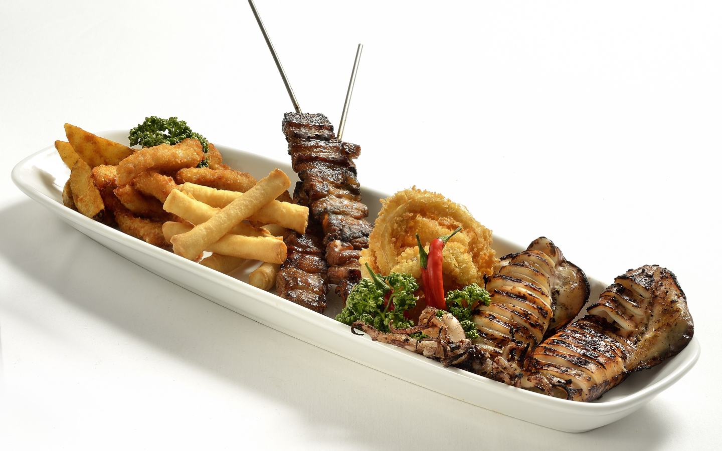 Мясо барбекю на тарелке с морепродуктами в кляре