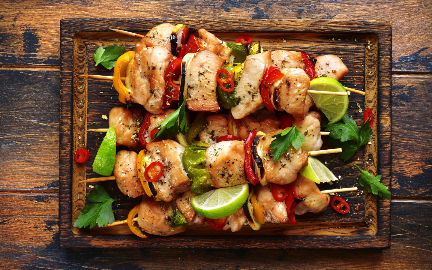 Вкусный куриный шашлык с овощами на шпажках