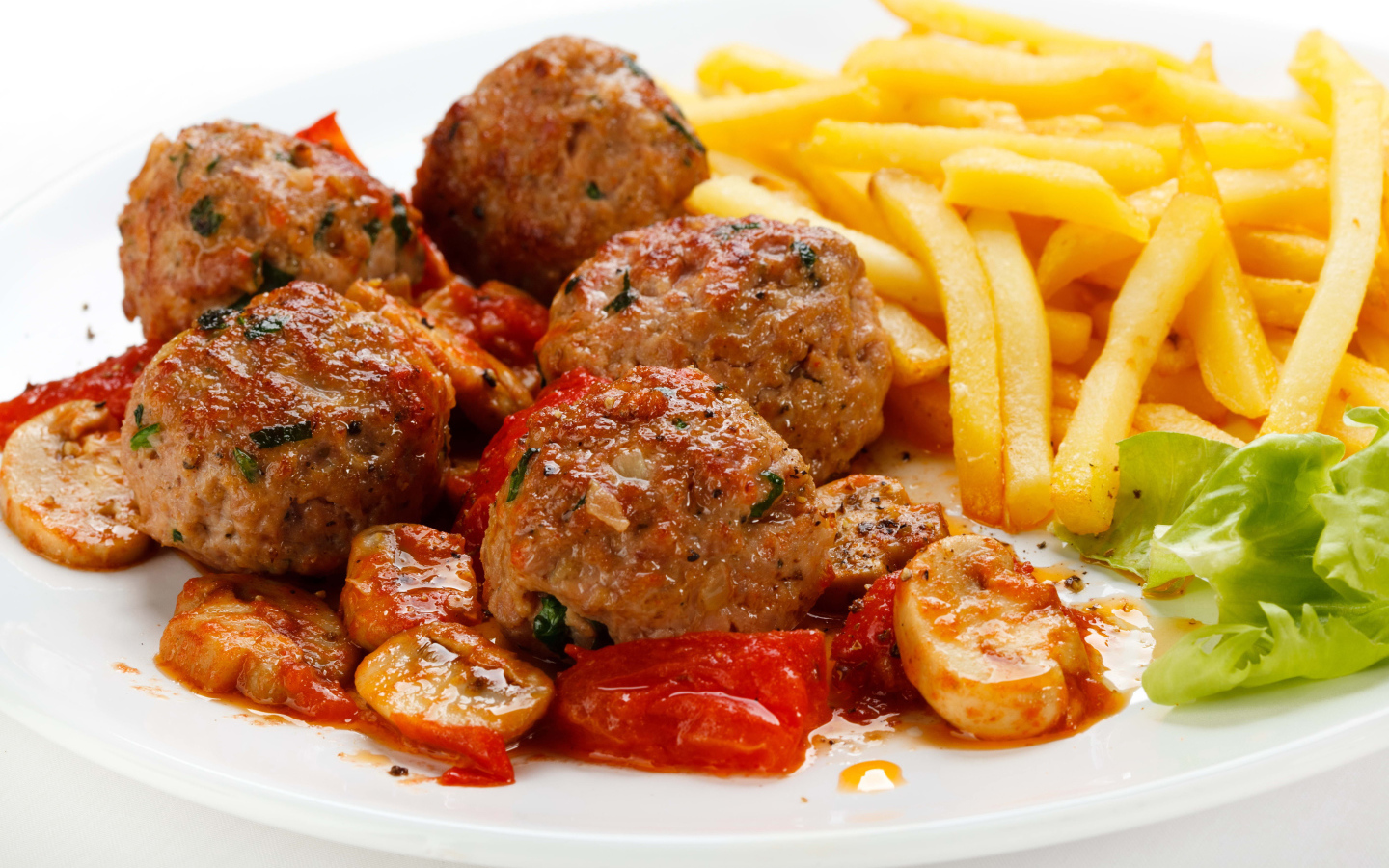 Тефтели с картофелем фри и овощами на белом фоне