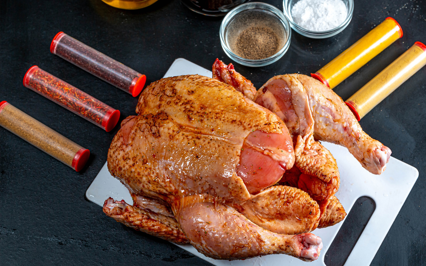 Сырая курица со специями на столе 