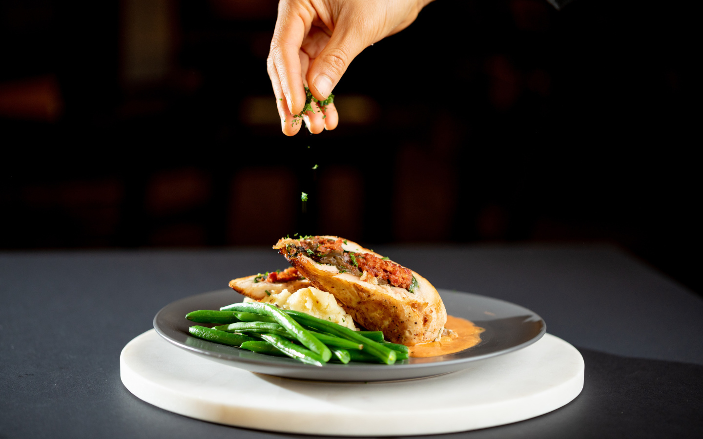 Рулет с зеленой фасолью на тарелке 