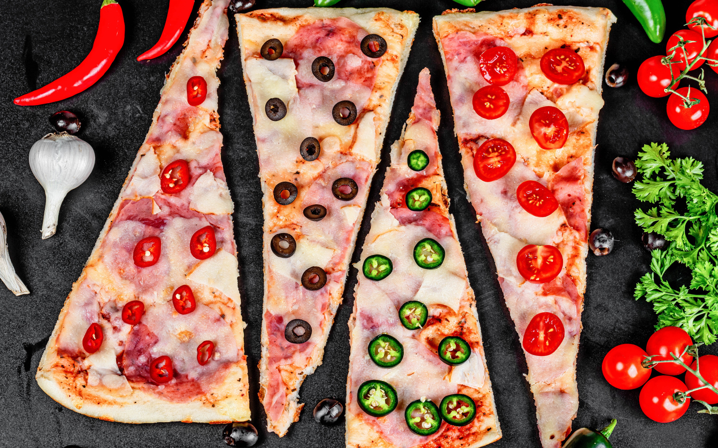 Четыре куска аппетитной пиццы с ветчиной и острым перцем