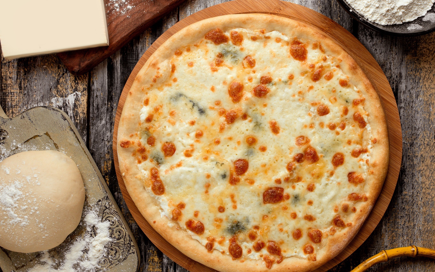 Горячая аппетитная пицца с сыром на столе