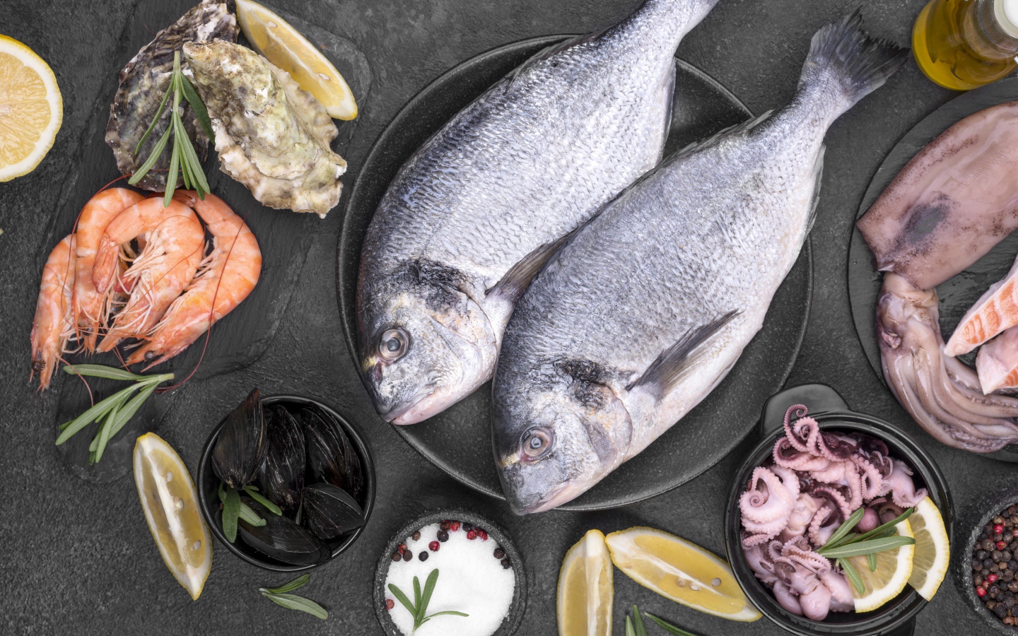 Свежие морепродукты на столе 