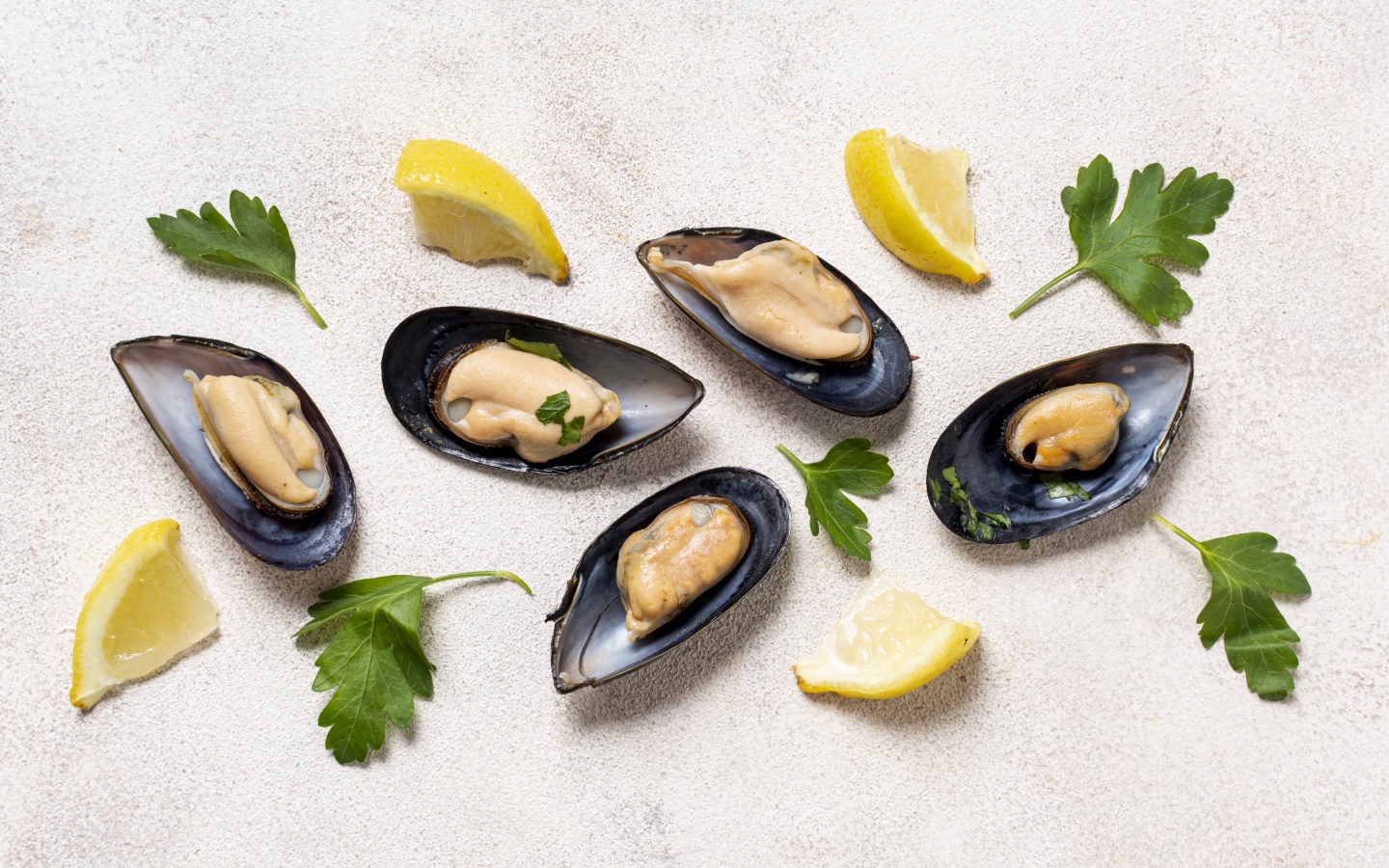 Мидии с кусочками лимона и петрушкой 