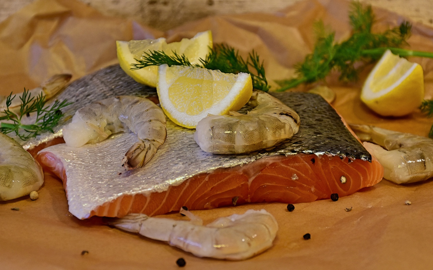 Кусок красной рыбы с креветками и лимонами