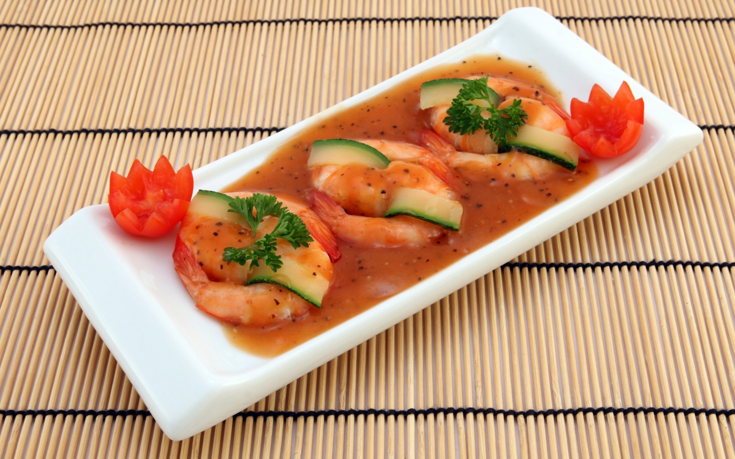 Креветки с огурцом в соусе на столе 