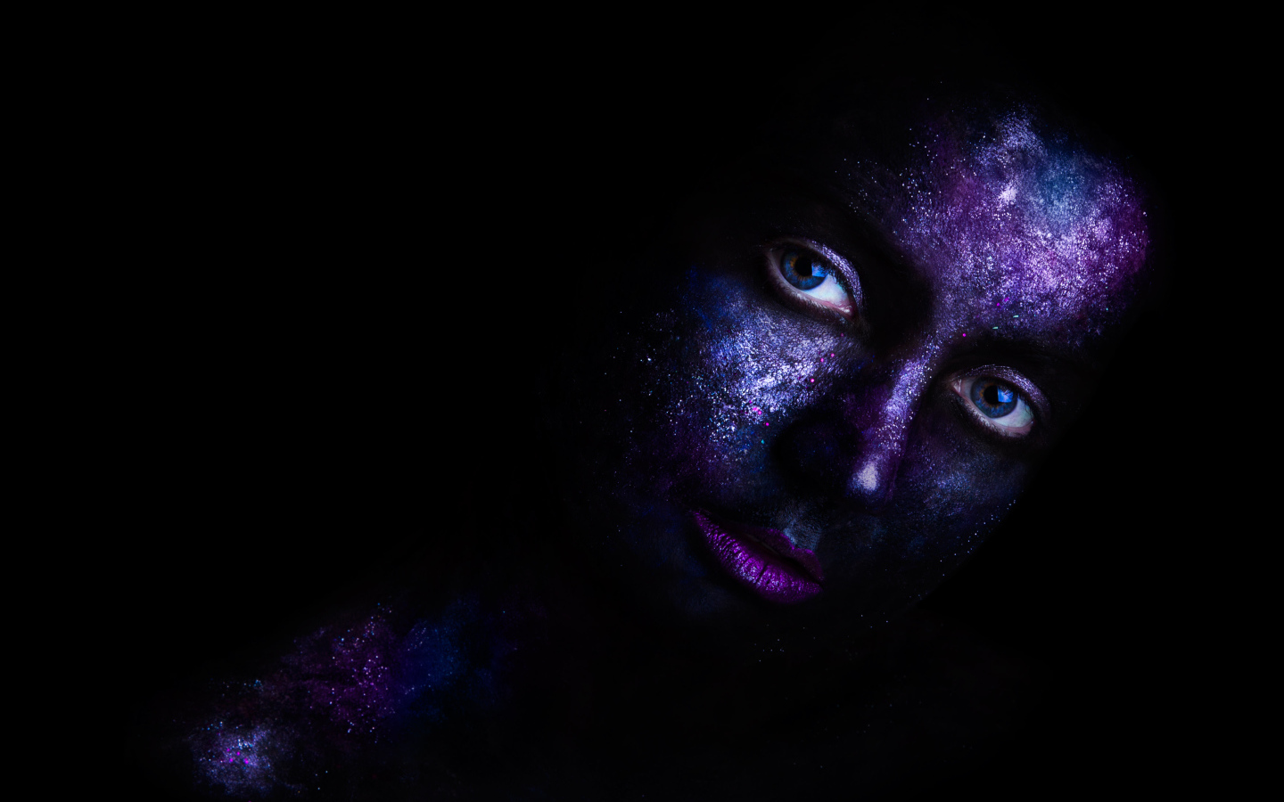 Девушка с красной на лице на черном фоне