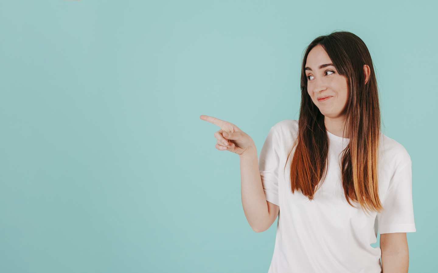 Девушка в белой футболке показывает на кого то пальцем
