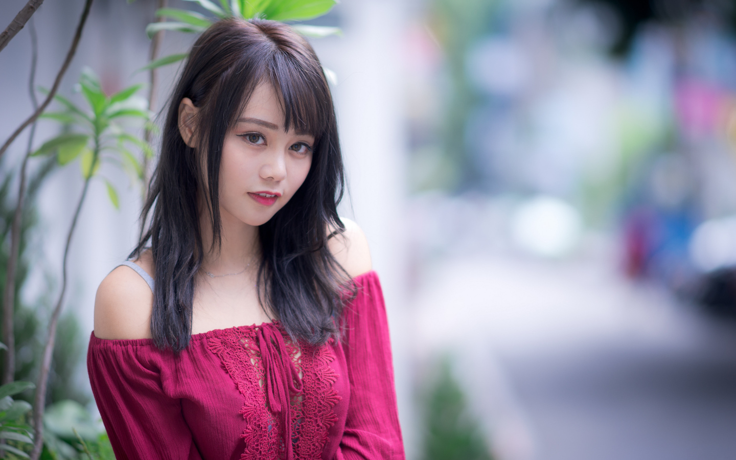 Девушка азиатка в красном платье с кружевом