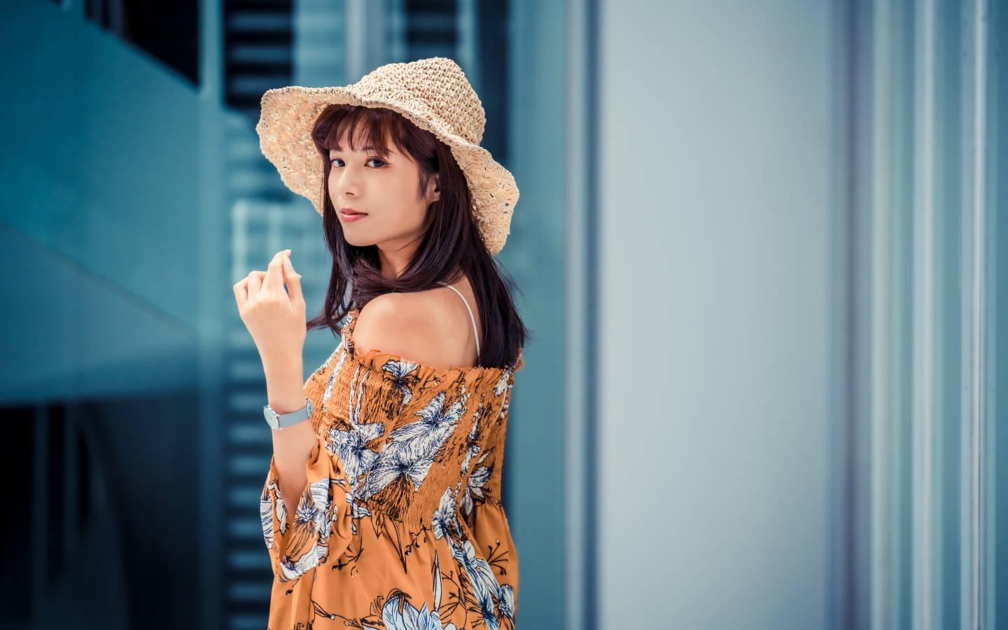 Девушка азиатка в шляпе летом 