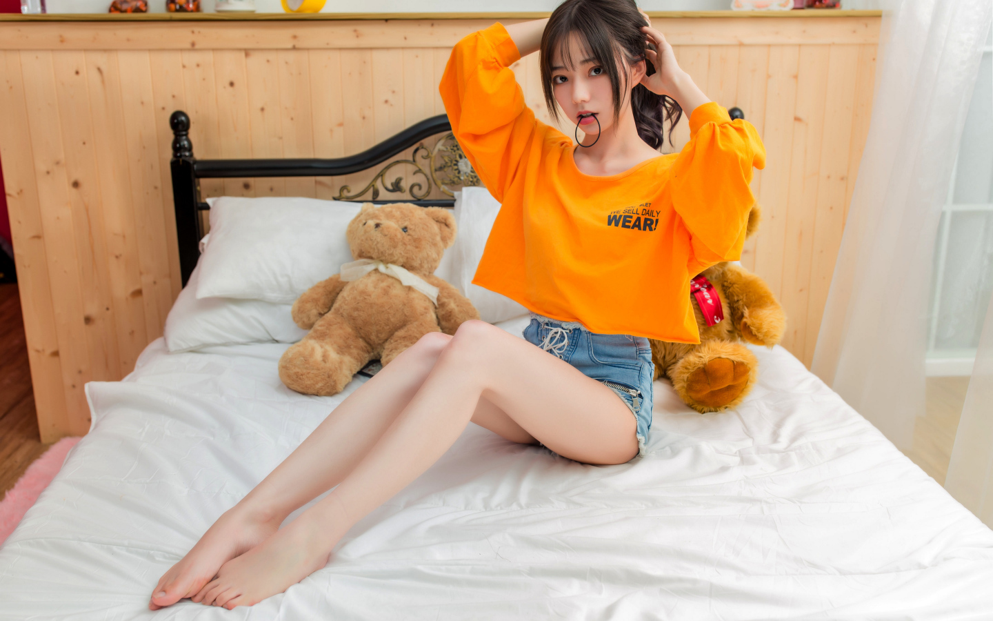Девушка азиатка на кровати с игрушками