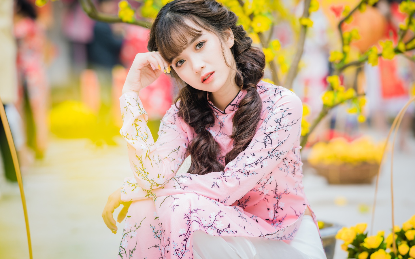 Красивая девушка азиатка в красивом розовом наряде в парке