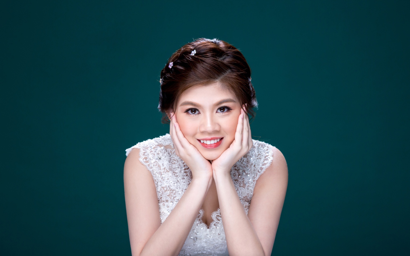 Красивая девушка азиатка в белом платье 