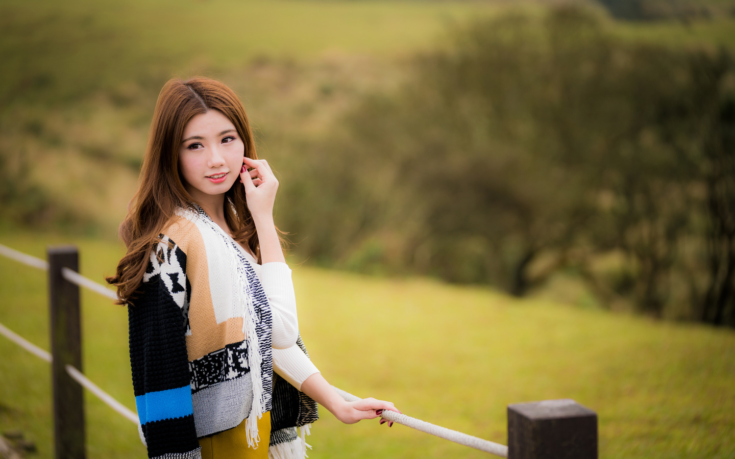 Красивая азиатка в теплой кофте 