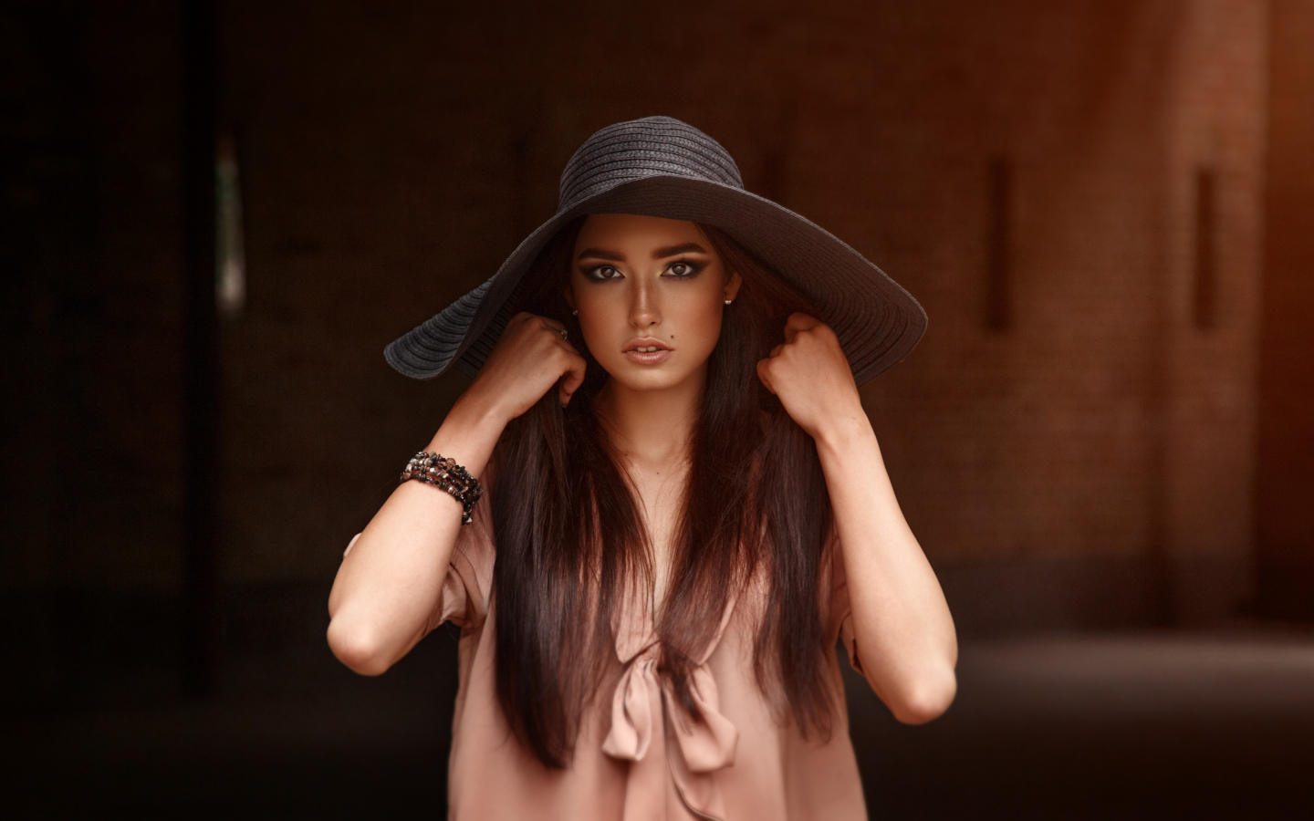 Красивая кареглазая брюнетка в большой шляпе 