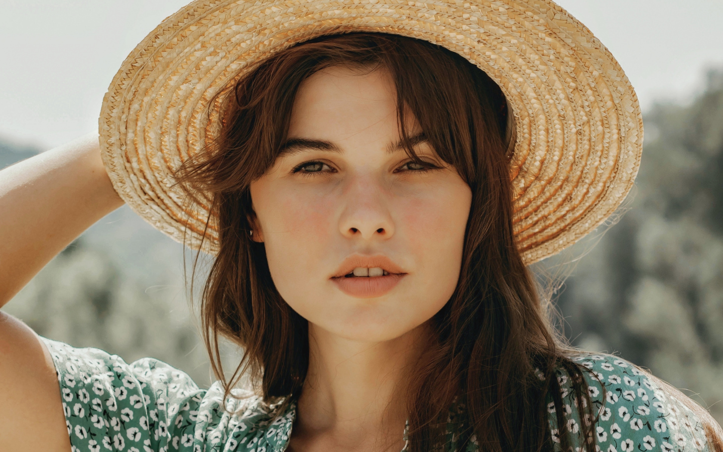 Красивая кареглазая брюнетка в шляпе 