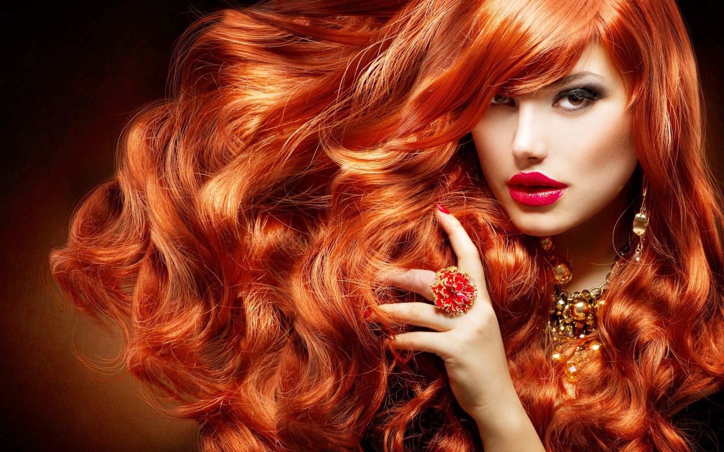 Красивые пышные рыжие волосы у девушки 